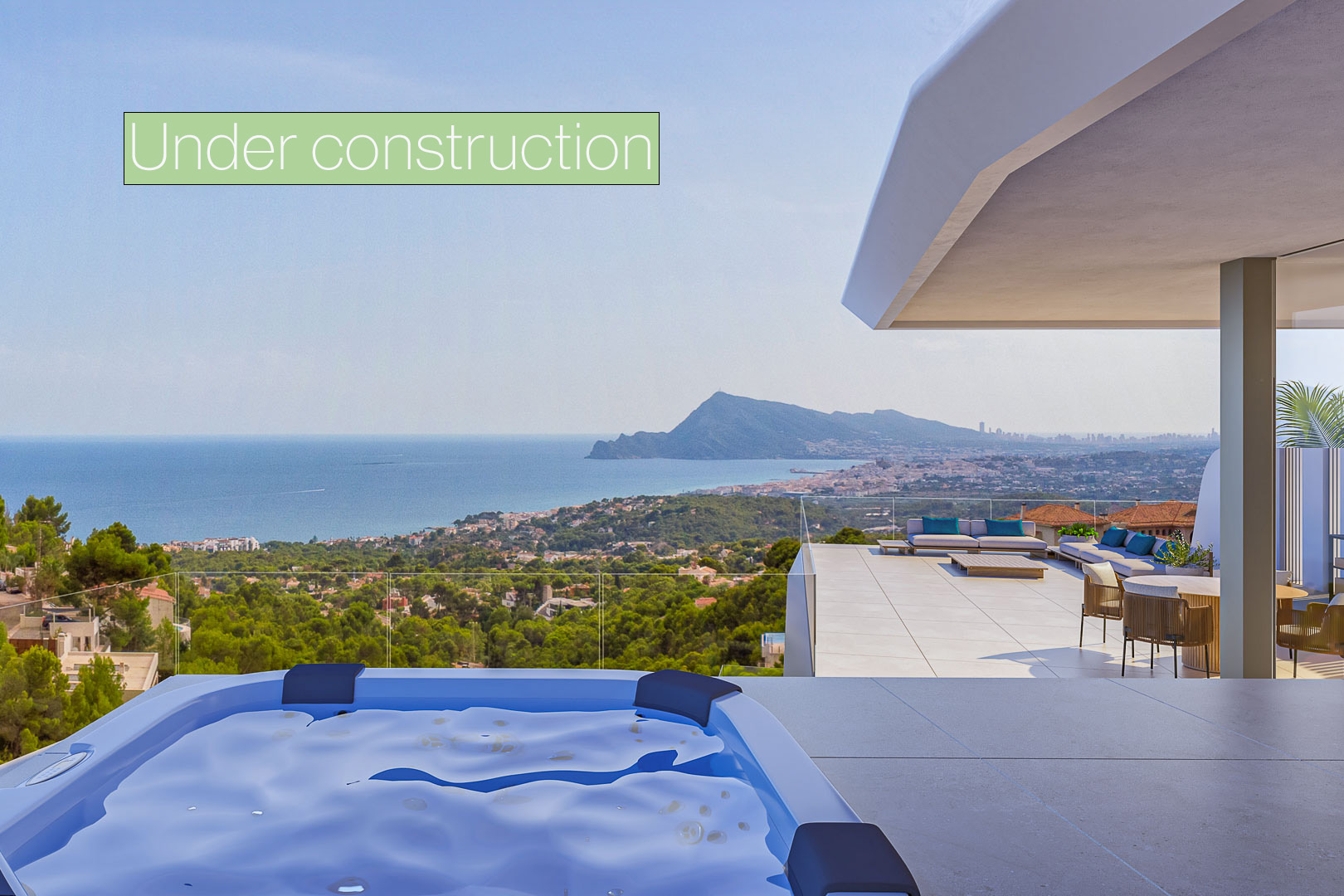 Terraza principal con spa exterior y vistas panorámicas al mar Mediterráneo y la Sierra Helada. Espacio diáfano con pavimentos cerámicos, zona de estar y barandillas de cristal.