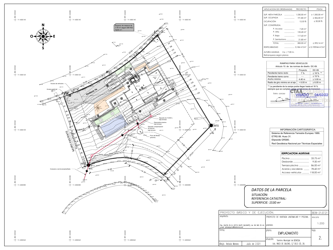 Plano técnico de emplazamiento que detalla la ocupación de la parcela de 1.530 m², la ubicación de la piscina y los accesos vehiculares con pendientes del 7%.