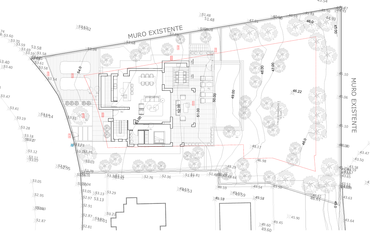 Plano técnico detallado de la planta baja y parcela, mostrando la distribución diáfana, la zona de piscina y la integración topográfica en el terreno.