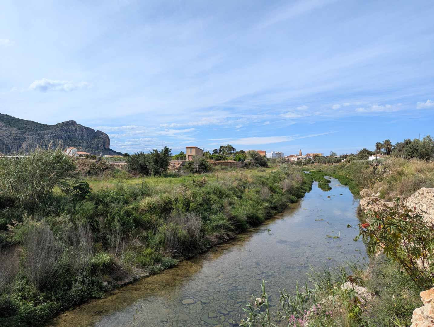 Vista del entorno natural con el cauce del río y la Sierra de Segaria al fondo, mostrando la tranquilidad del paisaje rústico cercano a El Vergel.