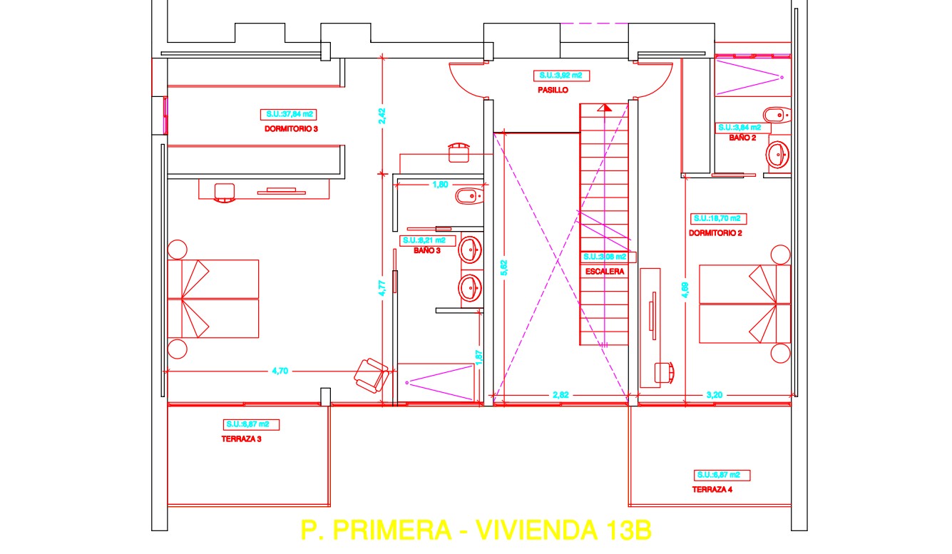 Plano detallado de la planta primera que muestra dos dormitorios con baños en suite, armarios empotrados y acceso directo a terrazas privadas independientes.