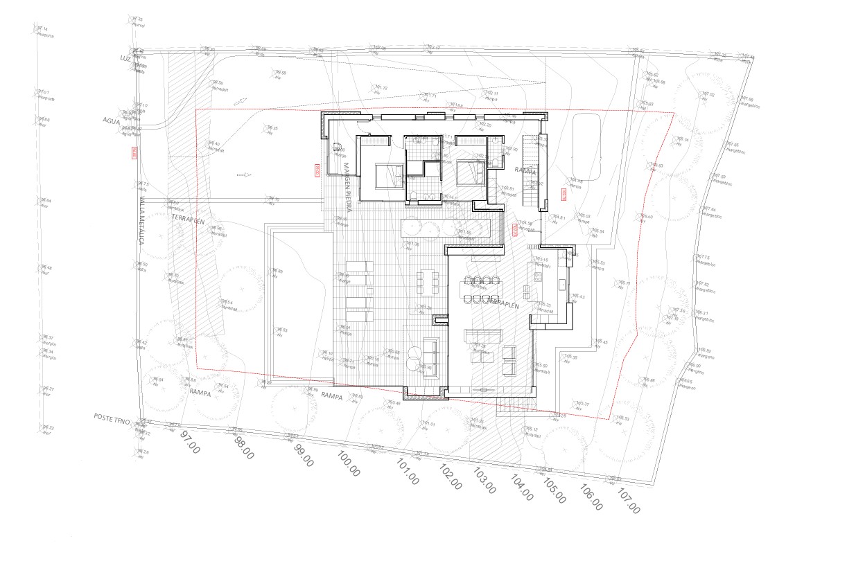 Plano técnico de la planta principal que detalla la distribución del salón-comedor, cocina abierta, dormitorios con baño y la amplia zona exterior con piscina.
