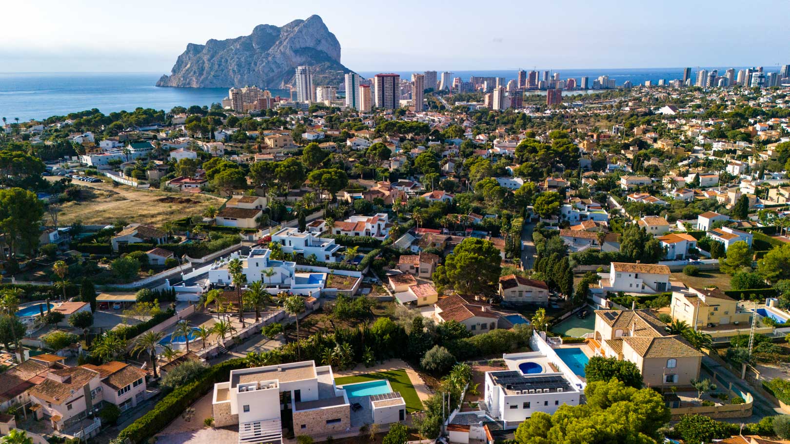 Vista aérea panorámica de la villa en Calpe, destacando su instalación solar fotovoltaica y vistas despejadas al Peñón de Ifach y el mar Mediterráneo.