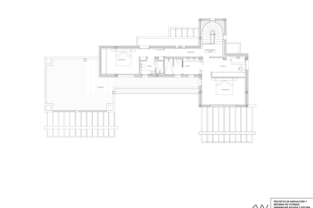Plano técnico de la planta superior con dormitorio principal, vestidor, habitación adicional, baños en suite y amplias terrazas exteriores con pérgolas.