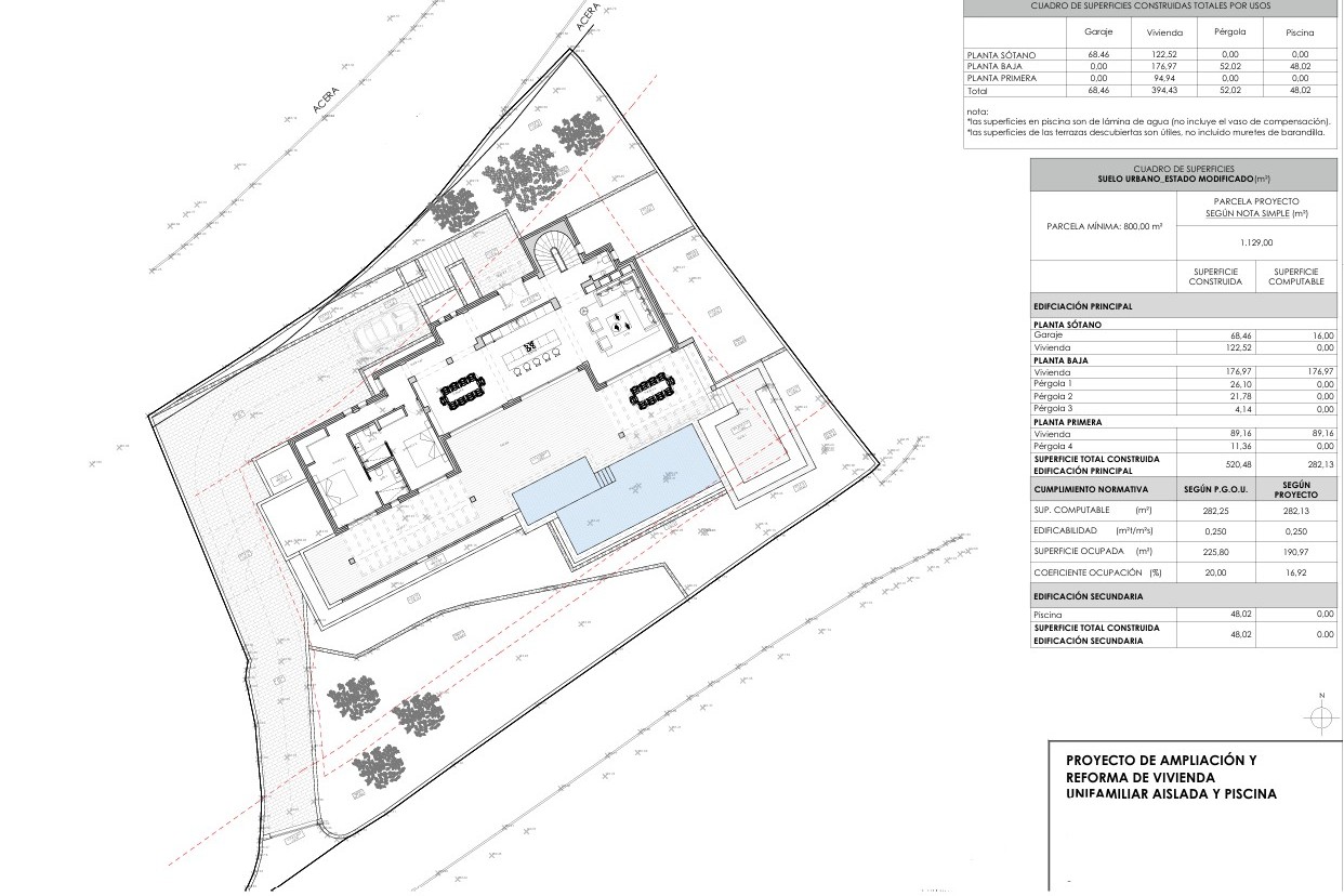 Plano técnico detallado que muestra la distribución de la villa en la parcela, incluyendo la planta baja, terrazas exteriores, piscina infinita y cuadros de superficies construidas.