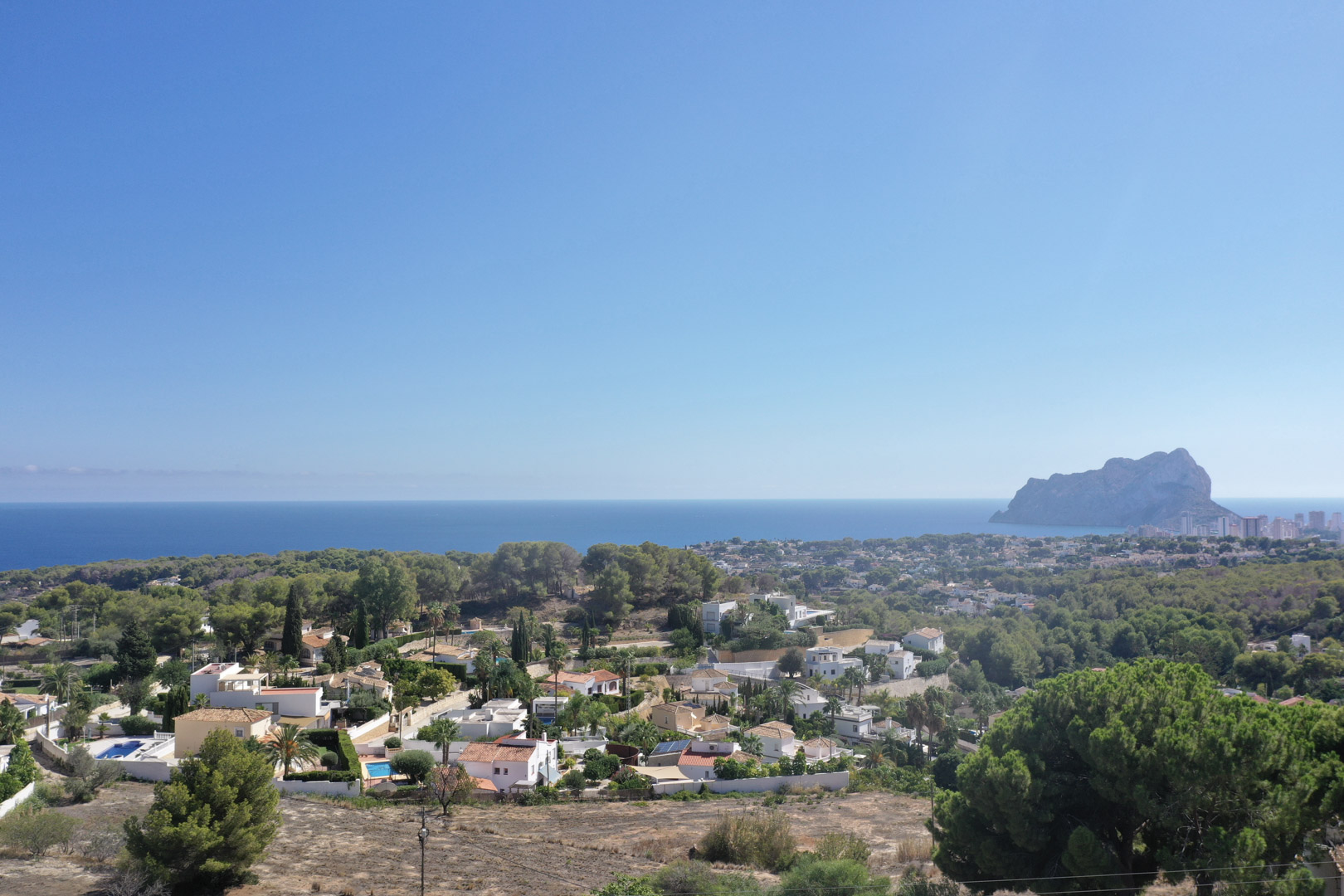 Vistas panorámicas al mar Mediterráneo y al Peñón de Ifach desde la ubicación elevada de la parcela en la urbanización Racó de Galeno, Benissa.