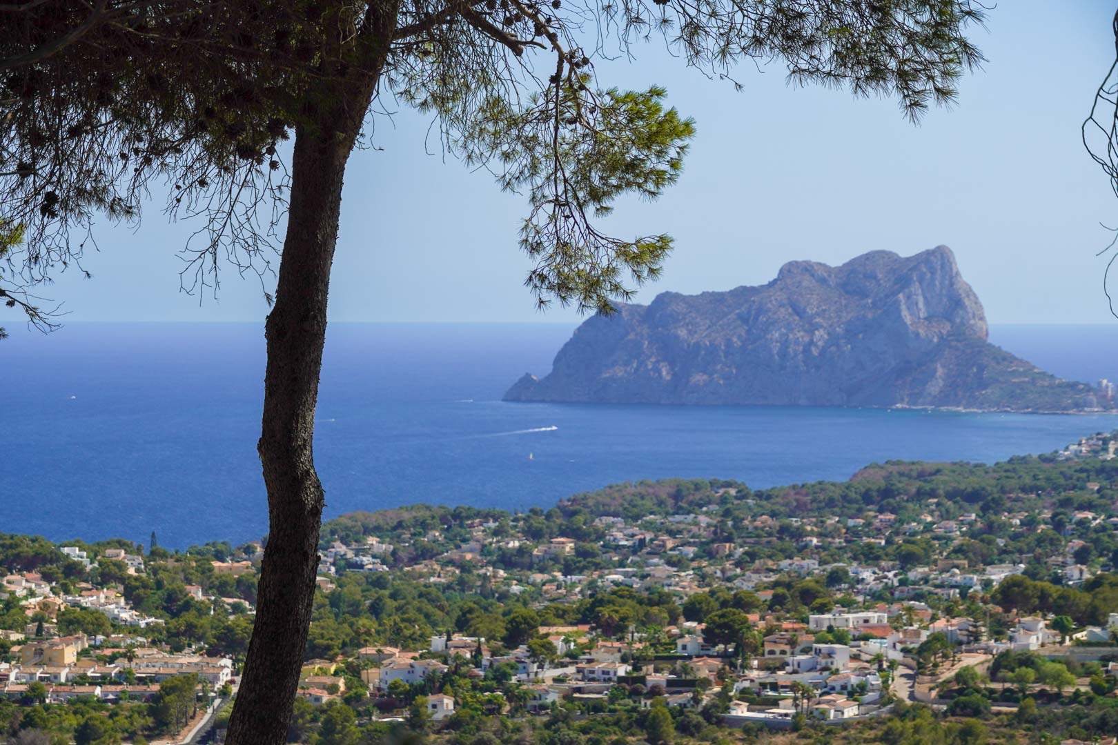 Vistas panorámicas al mar Mediterráneo y al Peñón de Ifach desde la propiedad, enmarcadas por la vegetación autóctona y el entorno residencial de Benissa.