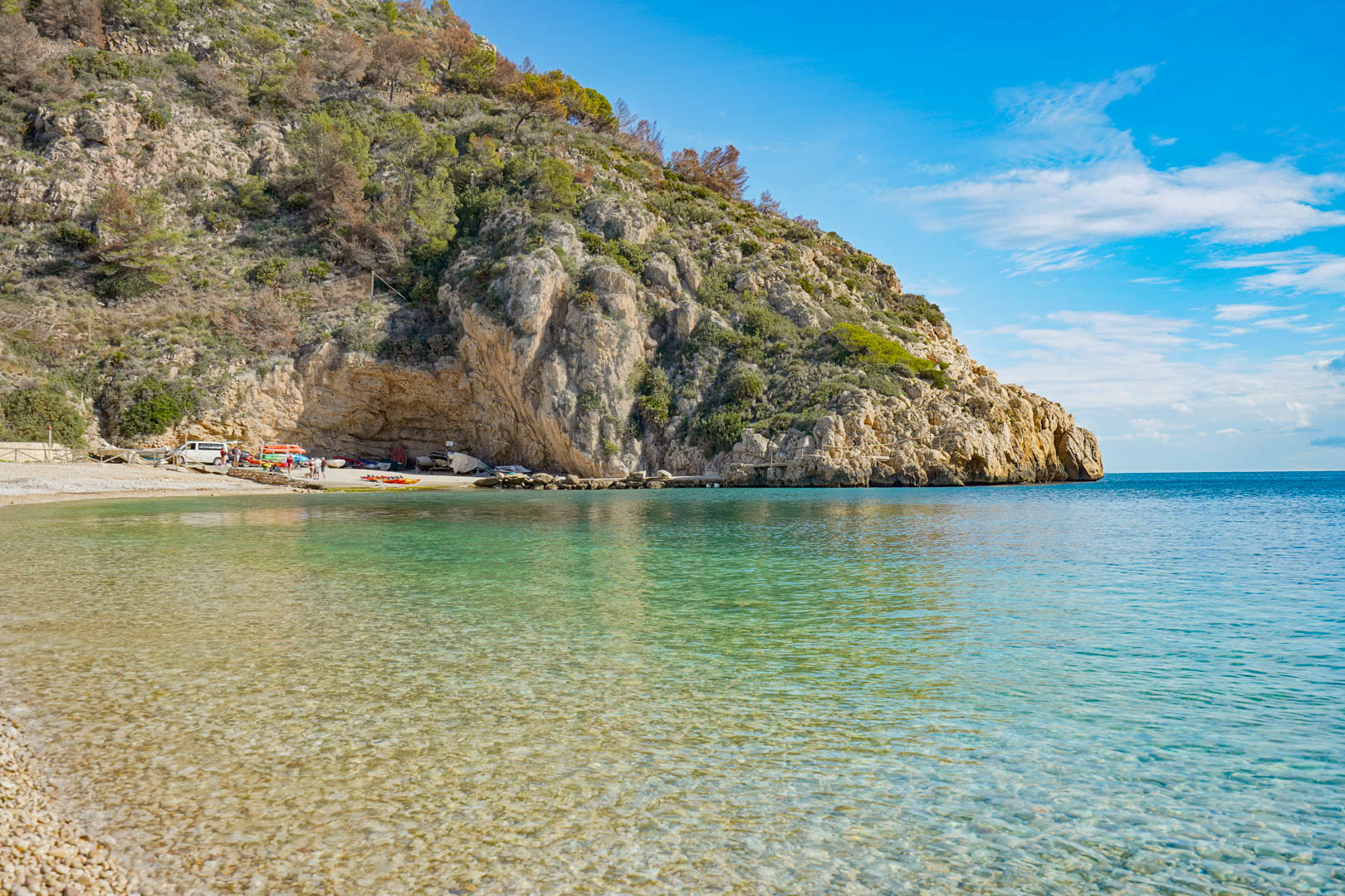 Vista de la Playa de la Granadella en Jávea, con sus aguas cristalinas y acantilados rocosos, situada a pocos minutos de la propiedad.