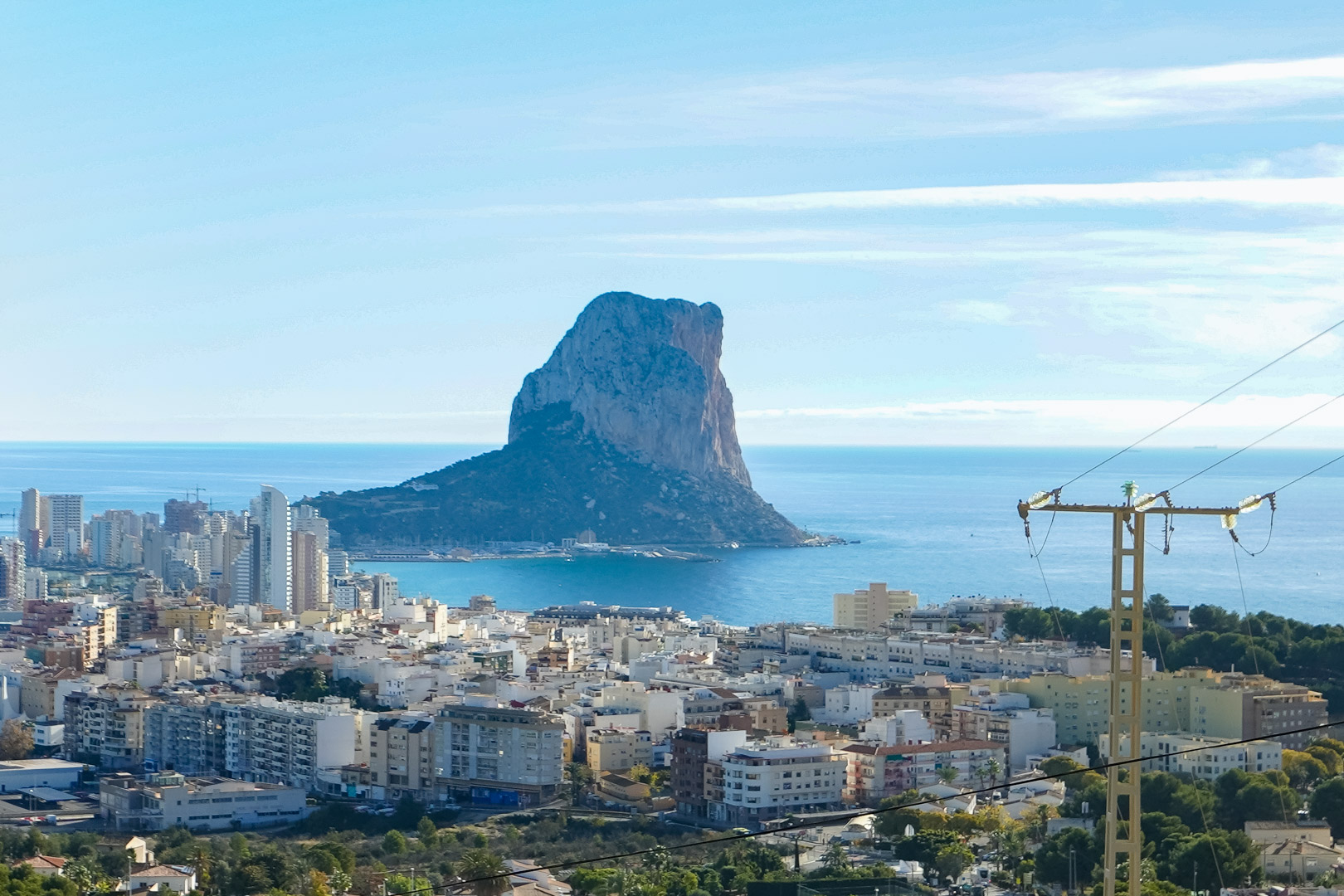 Vista panorámica desde la propiedad hacia el Peñón de Ifach, el mar Mediterráneo y el skyline urbano de Calpe bajo un cielo despejado.