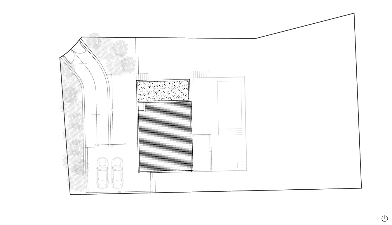 Plano de emplazamiento que detalla la distribución de la villa en la parcela, incluyendo el acceso rodado, zona de aparcamiento para dos vehículos y la piscina privada.