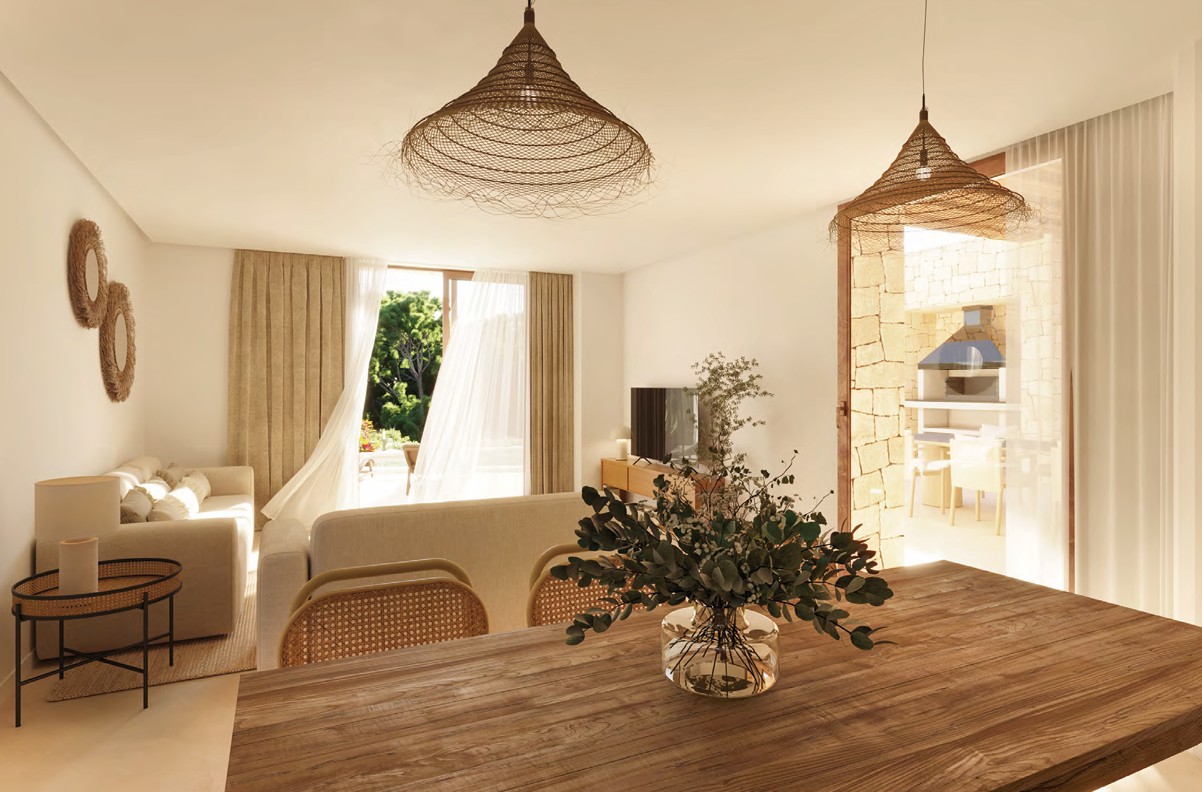 Comedor luminoso con mesa de madera rústica y lámparas colgantes de fibra natural.