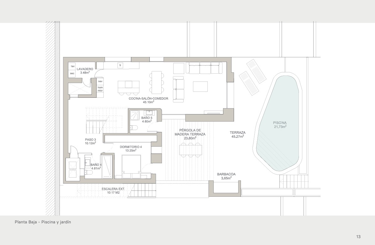 Plano arquitectónico de la planta baja con piscina, terraza y distribución de espacios interiores.