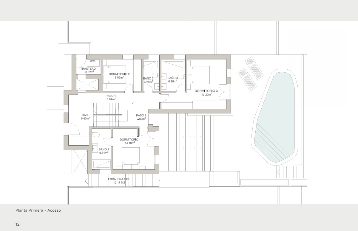 Plano arquitectónico de la primera planta con piscina.