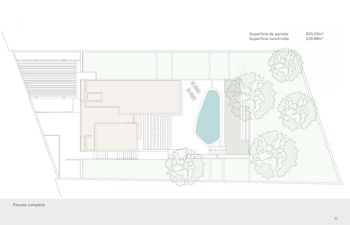 Plano arquitectónico de la villa con piscina, jardín y aparcamiento privado.