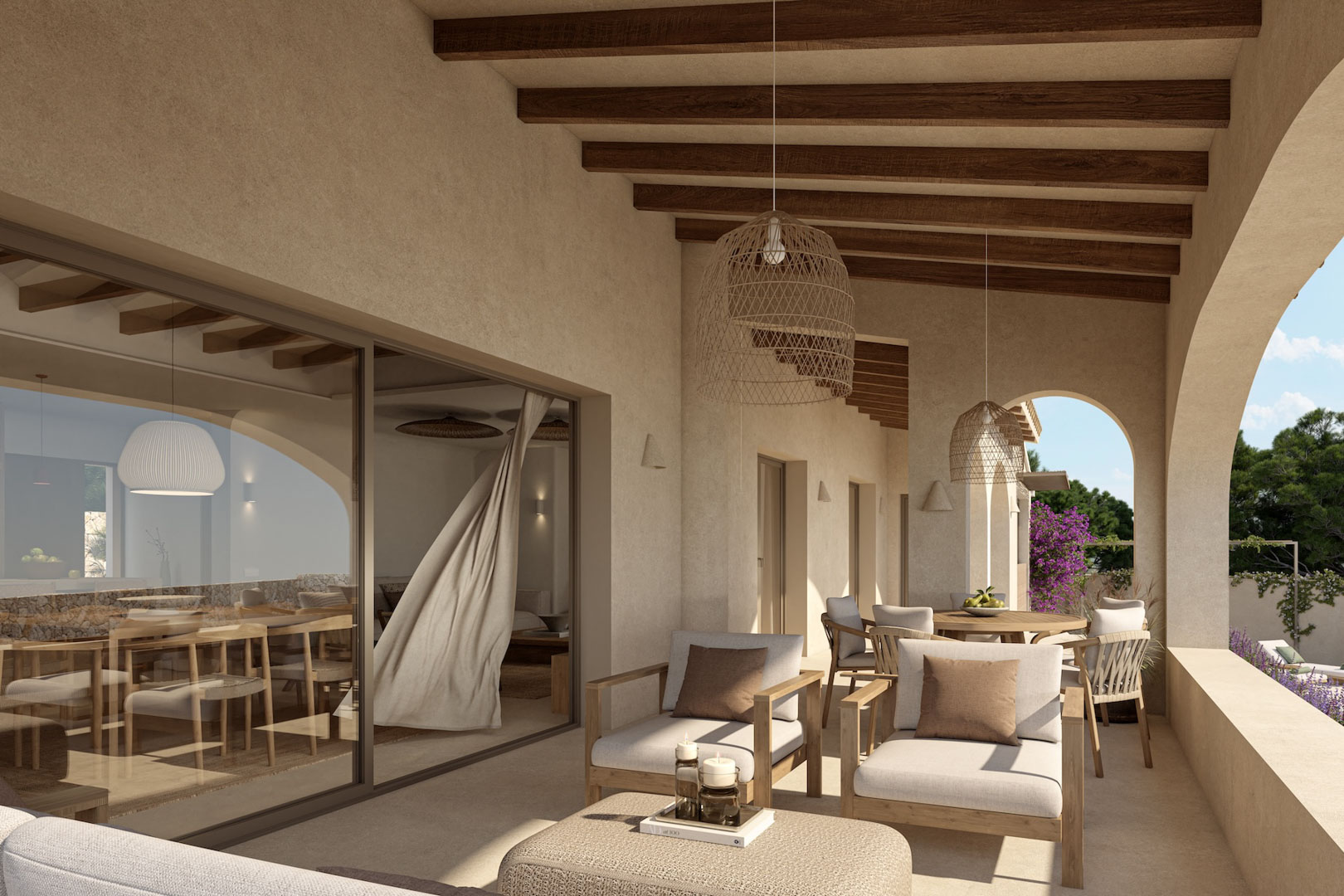 Porche cubierto con vigas de madera vistas, mobiliario de exterior en tonos neutros y lámparas de mimbre, conectado al interior mediante grandes ventanales.