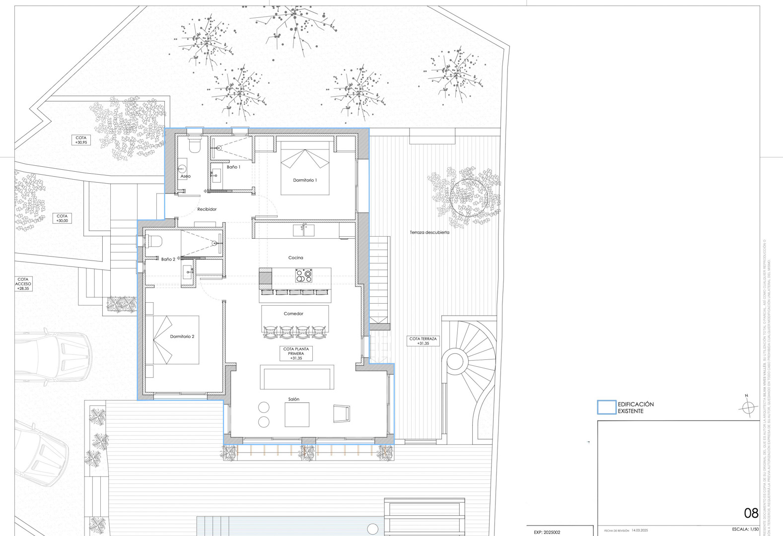 Plano técnico de la planta primera que detalla la distribución de dos dormitorios en suite, cocina abierta con isla, salón-comedor y una amplia terraza exterior.