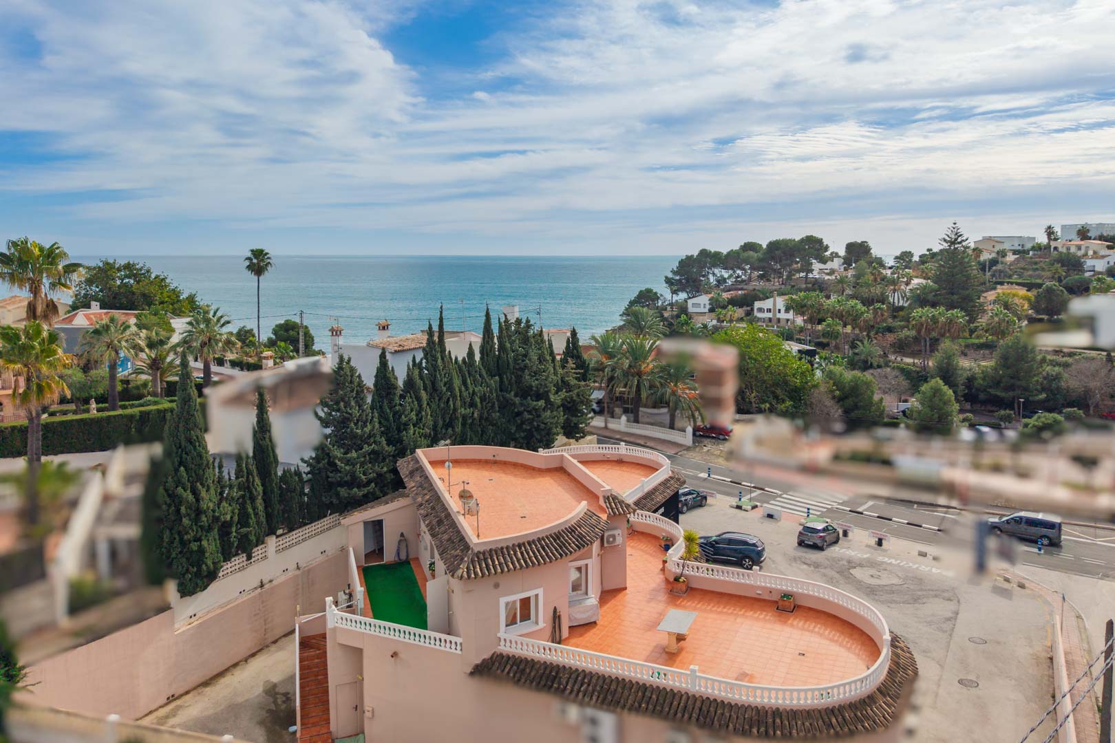 Vista panorámica al mar Mediterráneo desde la terraza, destacando la arquitectura costera, el entorno arbolado y la proximidad al litoral de Benissa.