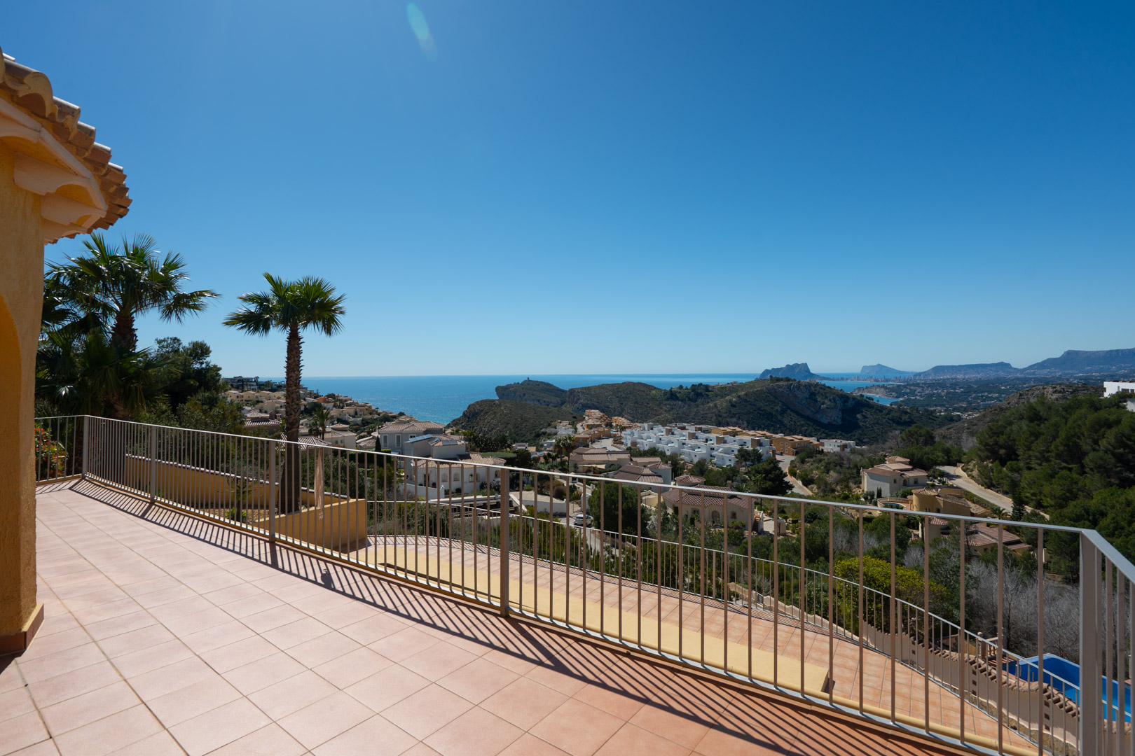 Terraza solárium con barandilla metálica y vistas panorámicas al mar Mediterráneo, el Peñón de Ifach y la costa de Moraira y Calpe.