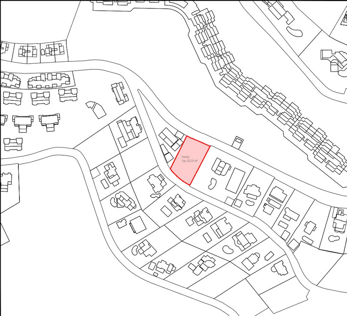 Plano catastral detallado que resalta en rojo la ubicación exacta de la parcela de 822,61 m² dentro del trazado urbano de Altea Hills.