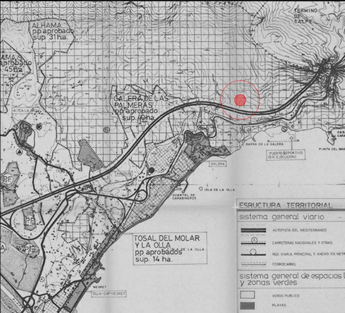 Plano técnico de ubicación que muestra la parcela señalada en rojo dentro del plan parcial de Altea Hills, destacando su proximidad a la costa y la autopista AP-7.