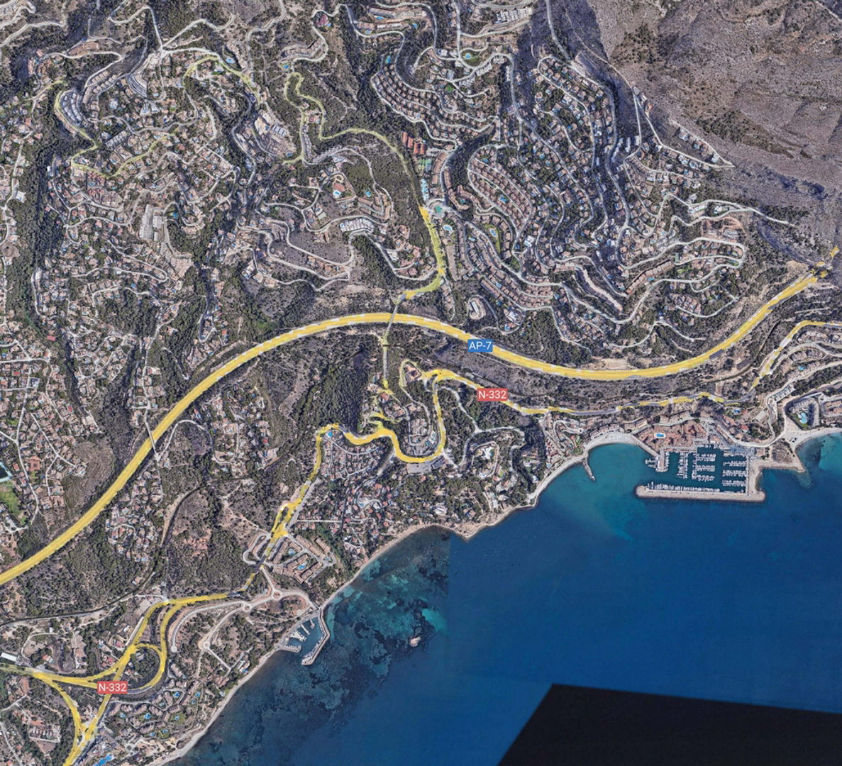 Vista aérea satelital de Altea Hills que muestra la conexión estratégica con la autopista AP-7, la carretera N-332 y la proximidad al puerto Marina Greenwich.