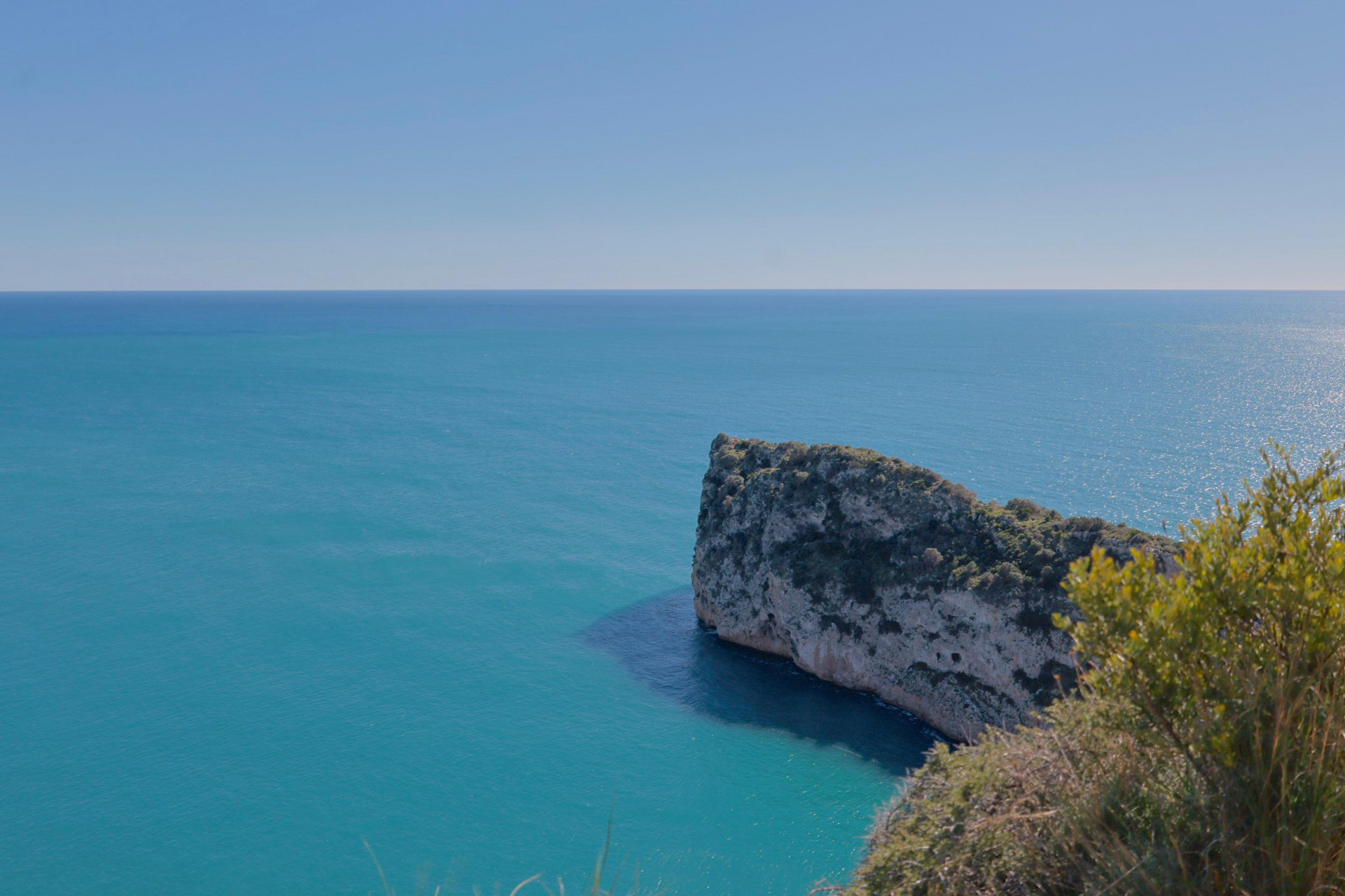 Vista panorámica del mar Mediterráneo y acantilado rocoso desde la costa de Jávea.