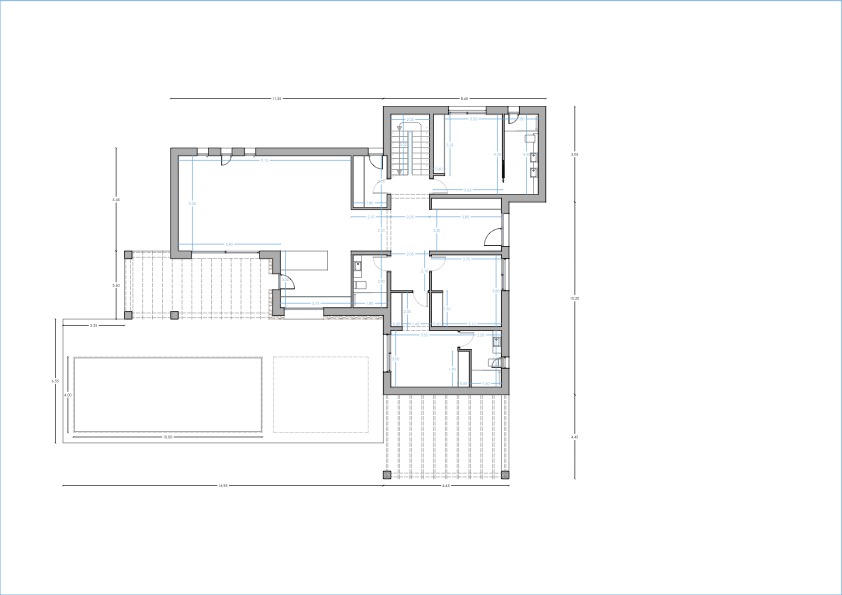 Plano técnico detallado de la planta baja que muestra la distribución del salón-comedor, tres dormitorios con baños en suite y la zona exterior con piscina y porche.