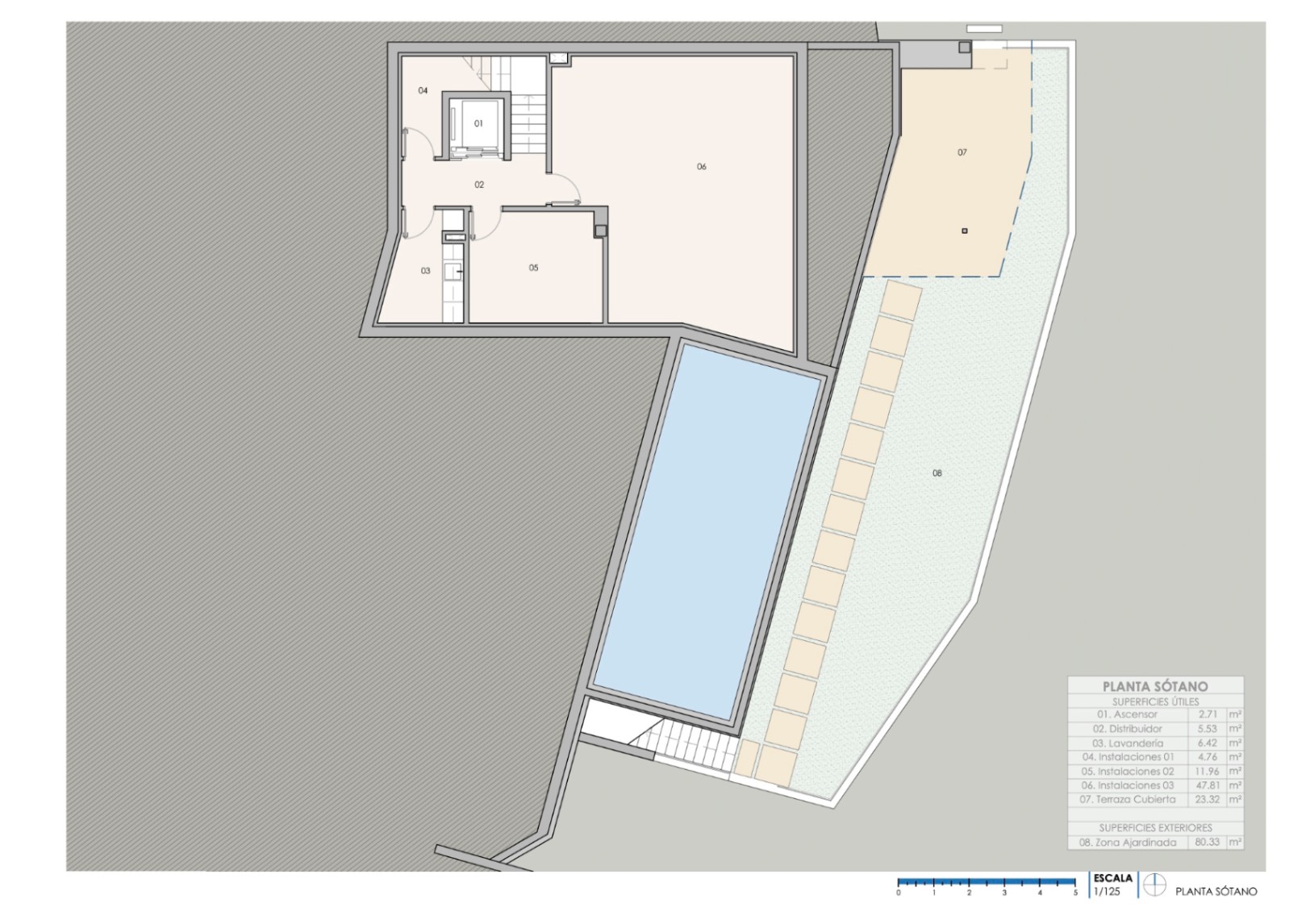 Plano detallado de la planta sótano que incluye lavandería, salas técnicas, ascensor, una terraza cubierta y una amplia zona ajardinada junto a la piscina.