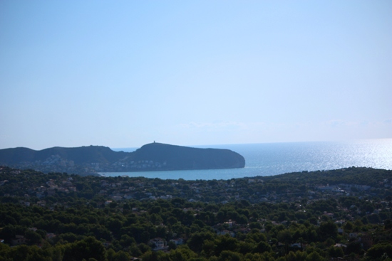 Vista panorámica desde la propiedad hacia el mar Mediterráneo y el cabo de Moraira, rodeada de un entorno natural de pinos y zonas residenciales.