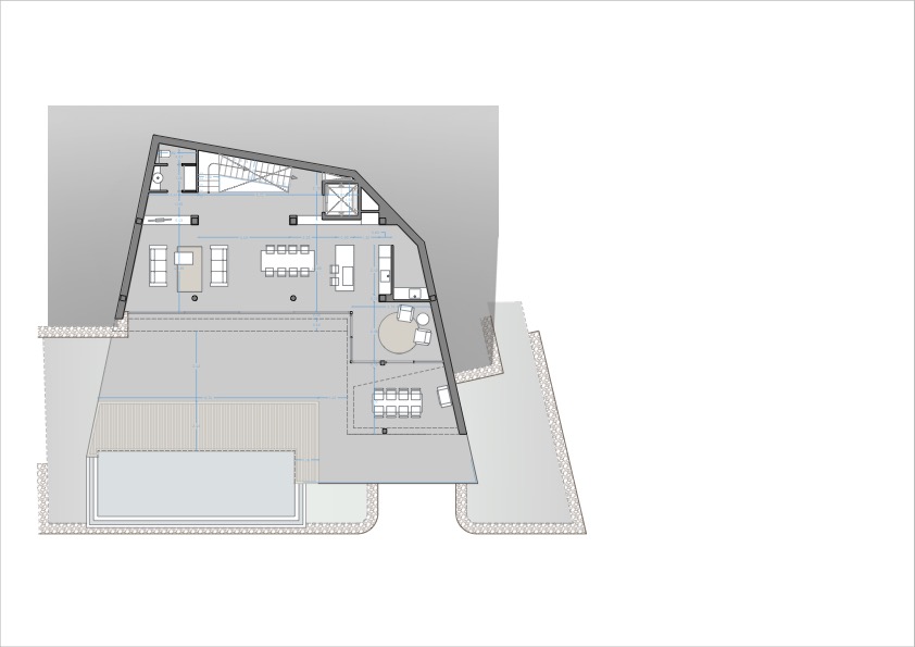 Plano técnico de la planta baja con salón-comedor, cocina abierta, ascensor y una extensa terraza exterior que integra la zona de piscina.