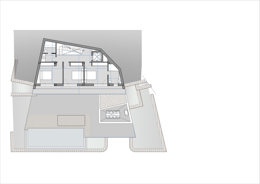 Plano técnico que muestra la distribución de dos dormitorios, la piscina privada y una amplia terraza con zona de comedor bajo pérgola.