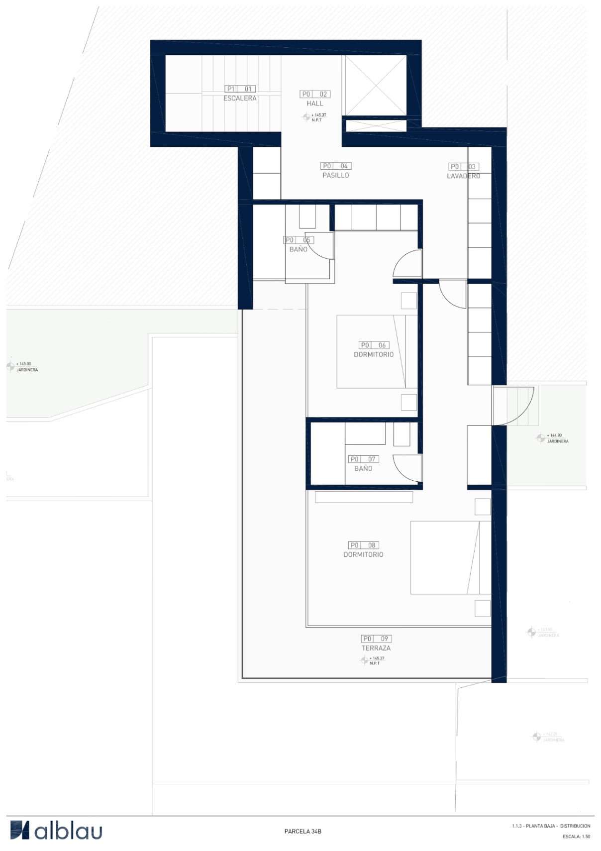 Plano técnico de distribución de la planta baja que detalla dos dormitorios en suite, lavadero y una amplia terraza frontal.