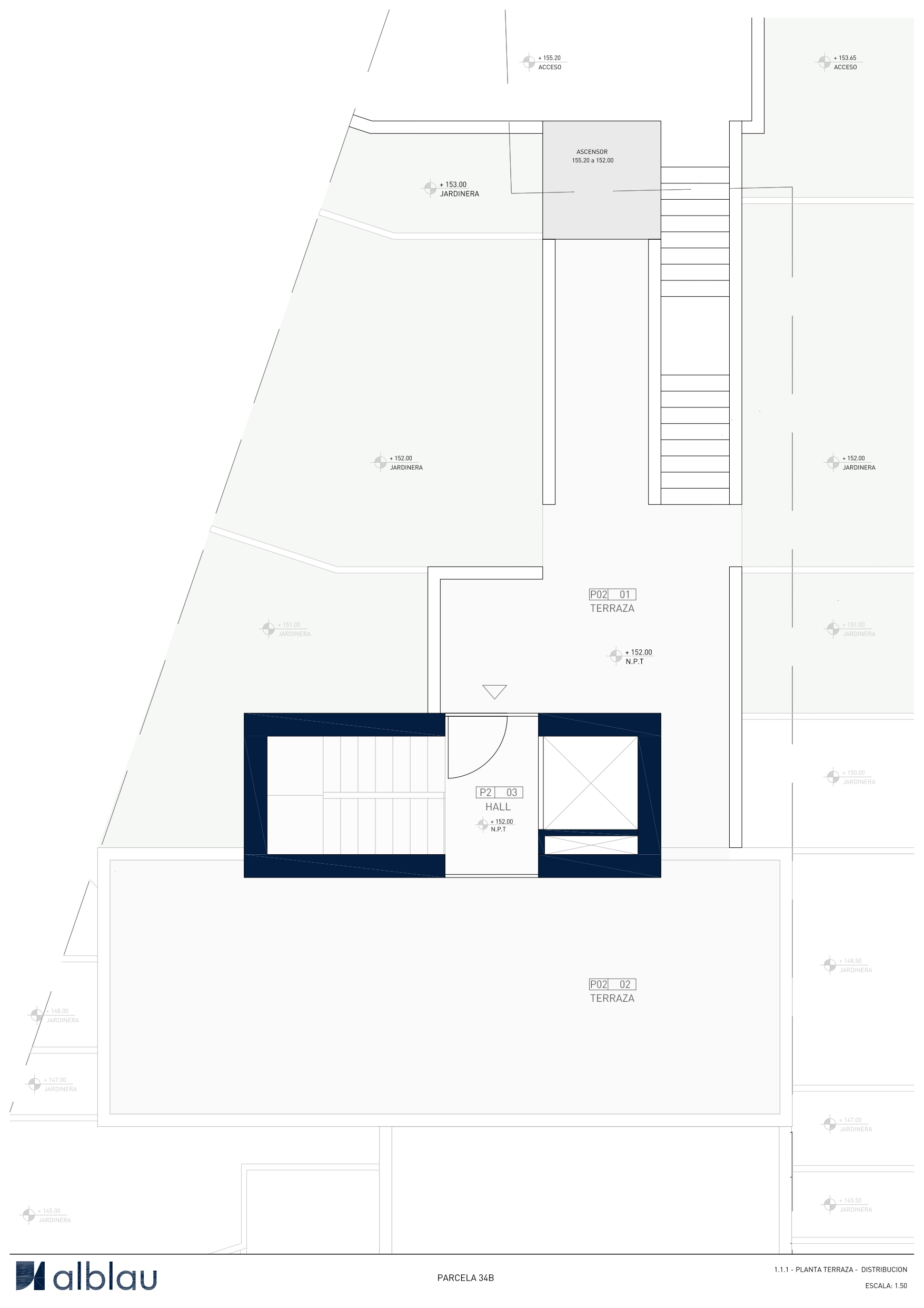 Plano técnico de la planta cubierta que muestra el hall de entrada, el ascensor, la escalera interior y las amplias zonas de terraza con jardineras integradas.