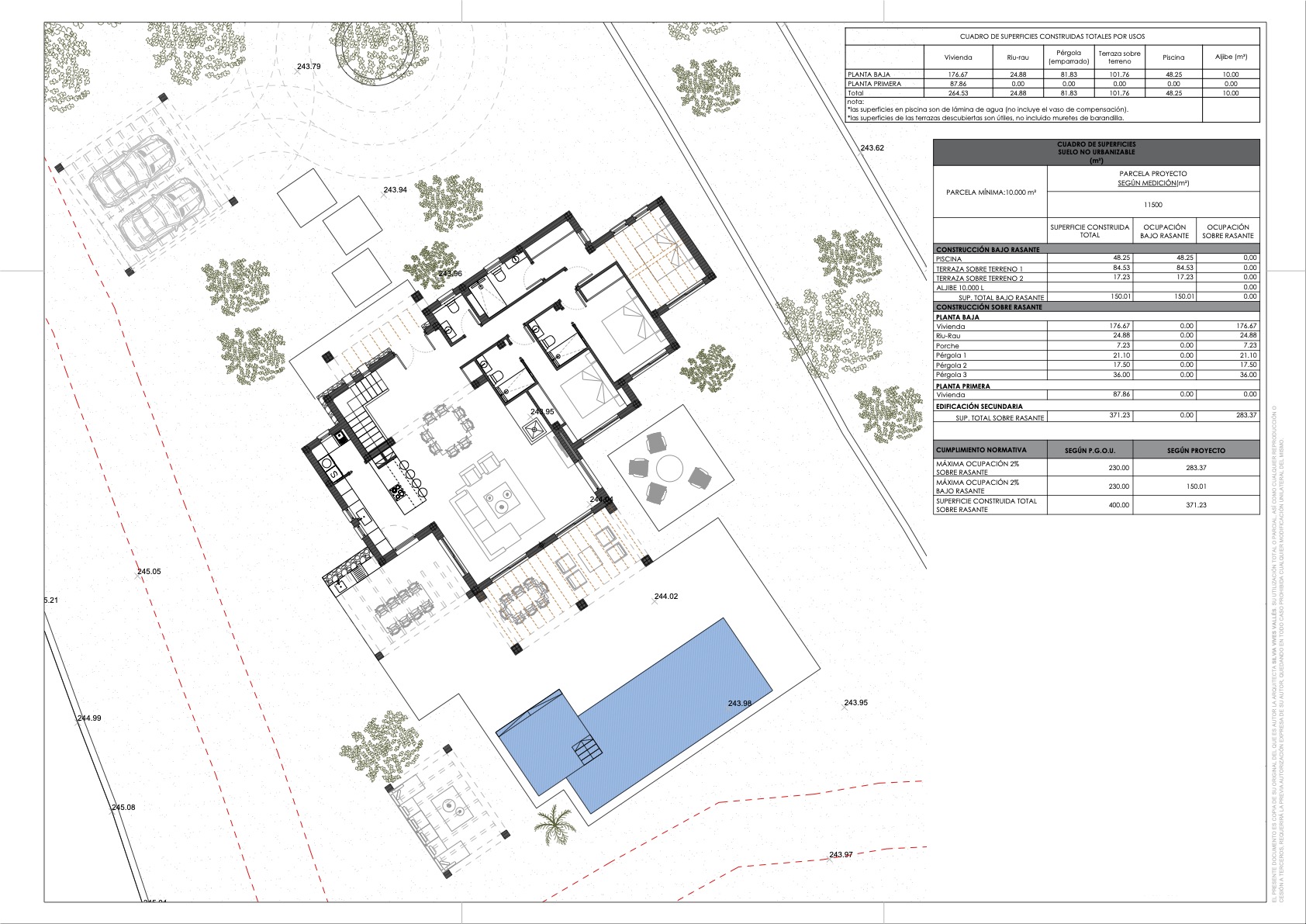 Plano técnico detallado de la planta baja y exteriores, que muestra la distribución de estancias, la piscina, las zonas de terraza y el cuadro de superficies construidas.