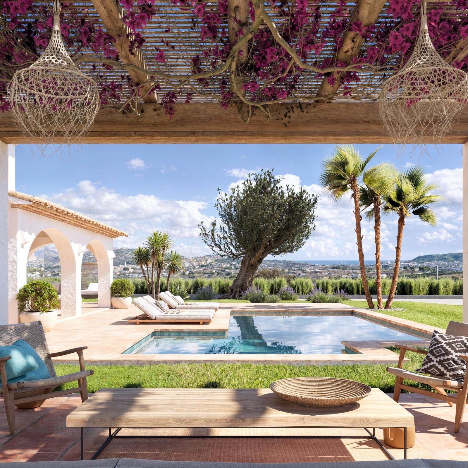 Terraza con pérgola de madera y buganvillas, orientada a una piscina en L, jardín con olivo y vistas panorámicas al mar Mediterráneo.