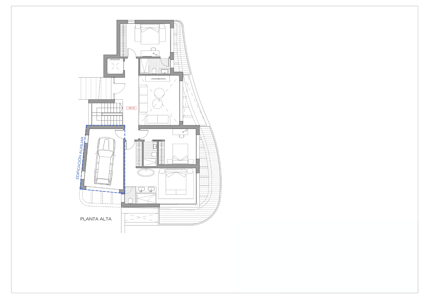 Plano técnico de la planta alta que ilustra la distribución de tres dormitorios, baños en suite, ascensor y el garaje en una edificación auxiliar.