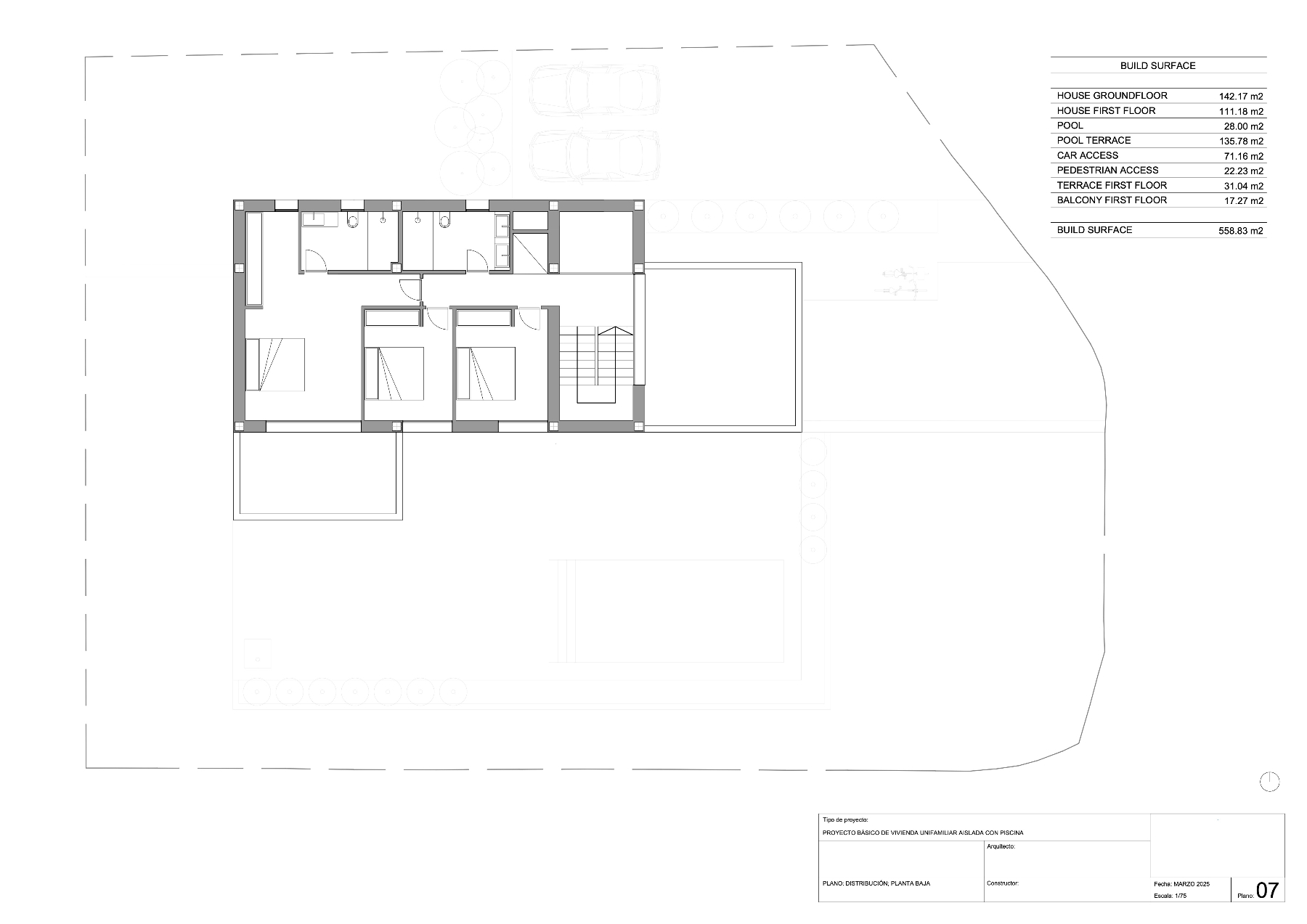 Plano técnico de distribución de la planta baja que detalla tres dormitorios, baños, zona de piscina y accesos vehiculares sobre una superficie total construida de 558 m².