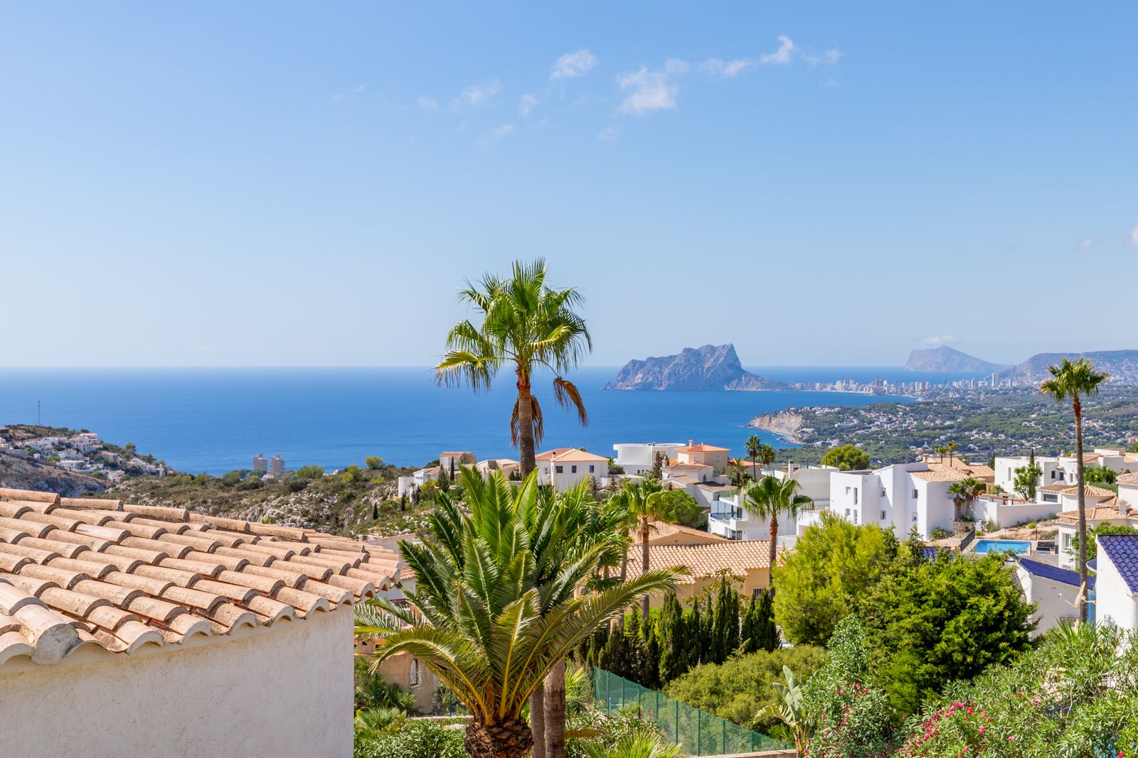 Vistas panorámicas al mar Mediterráneo y al Peñón de Ifach desde la propiedad, rodeada de vegetación autóctona y arquitectura tradicional de la Costa Blanca.