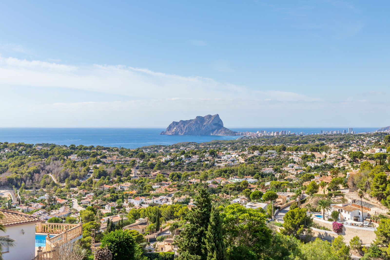 Vistas panorámicas desde la propiedad hacia el Peñón de Ifach y el mar Mediterráneo, rodeada de la frondosa vegetación de Benimeit en Moraira.