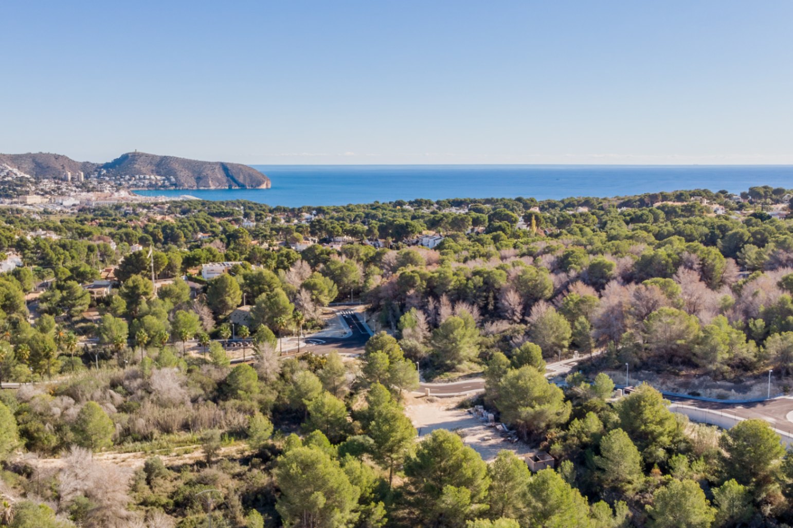 Vistas panorámicas al mar Mediterráneo y al Cap d'Or desde la propiedad, rodeada por una extensa zona de pinada protegida que garantiza privacidad y entorno natural.