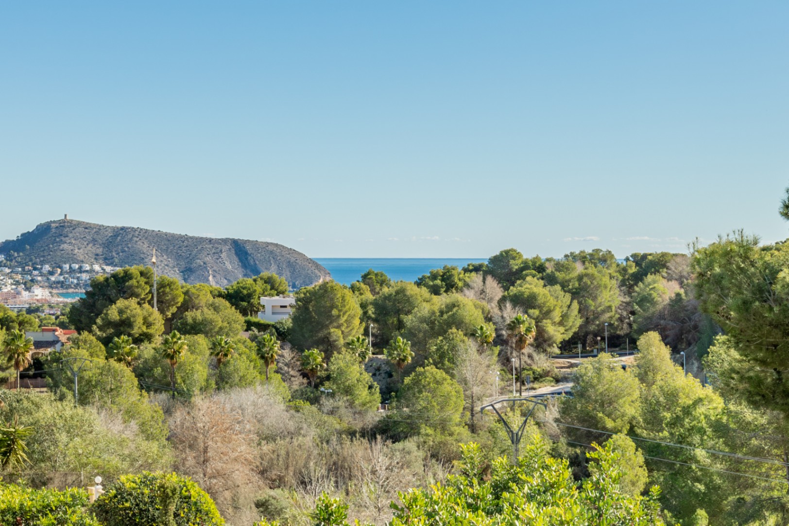 Vistas panorámicas desde la propiedad hacia el mar Mediterráneo y el Cap d'Or, rodeadas de una extensa zona verde protegida que garantiza total privacidad.