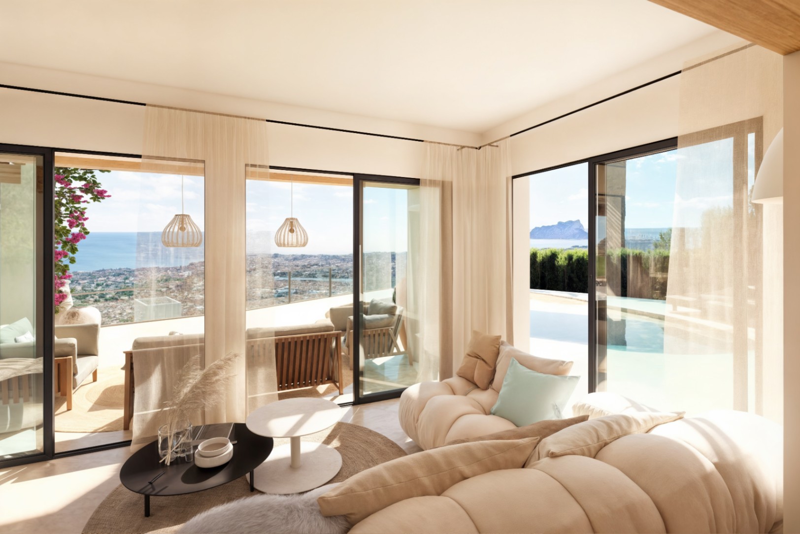 Salón de concepto abierto con amplios ventanales Technal que ofrecen vistas panorámicas al mar y al Peñón de Ifach, integrando el interior con la terraza y la piscina.