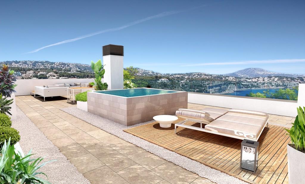 Terraza solárium en la azotea con piscina elevada, zona de descanso sobre tarima de madera y vistas panorámicas despejadas hacia la costa de Benissa.
