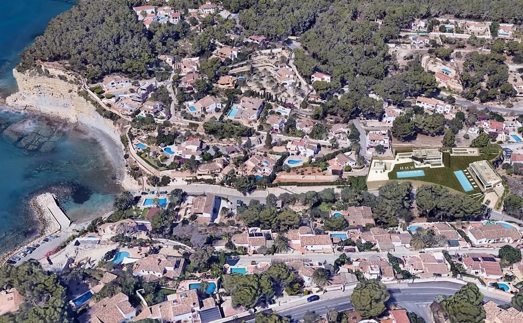 Vista aérea que muestra la ubicación de las parcelas a 150 metros de Cala Advocat, destacando los proyectos de villas modernas integrados en la costa de Benissa.