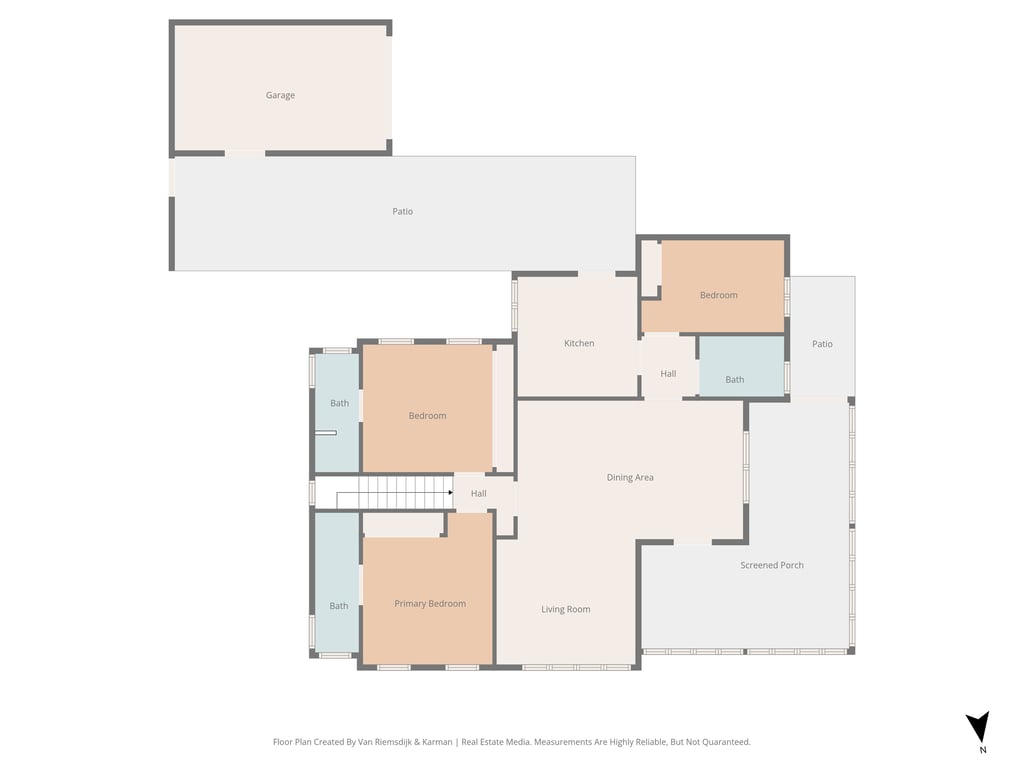 Plano detallado de la planta principal que muestra la distribución del salón-comedor, cocina, tres dormitorios, baños y la amplia naya acristalada con acceso al patio.