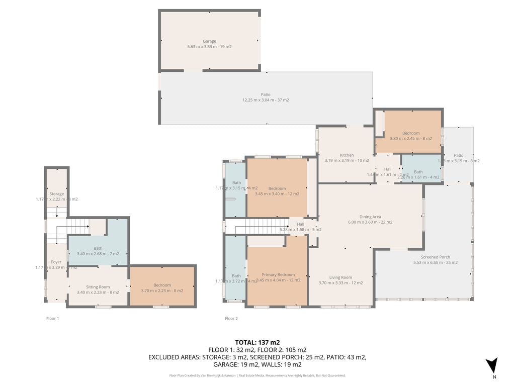 Plano detallado de la villa en dos niveles, con 4 dormitorios, 4 baños, cocina, salón-comedor y amplias zonas exteriores que incluyen garaje, patio y porche acristalado.