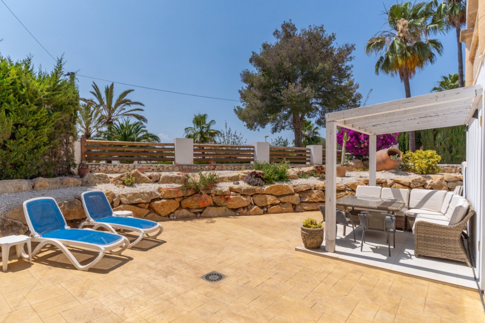 Villa en Jávea con Piscina Privada y Vistas a la Montaña