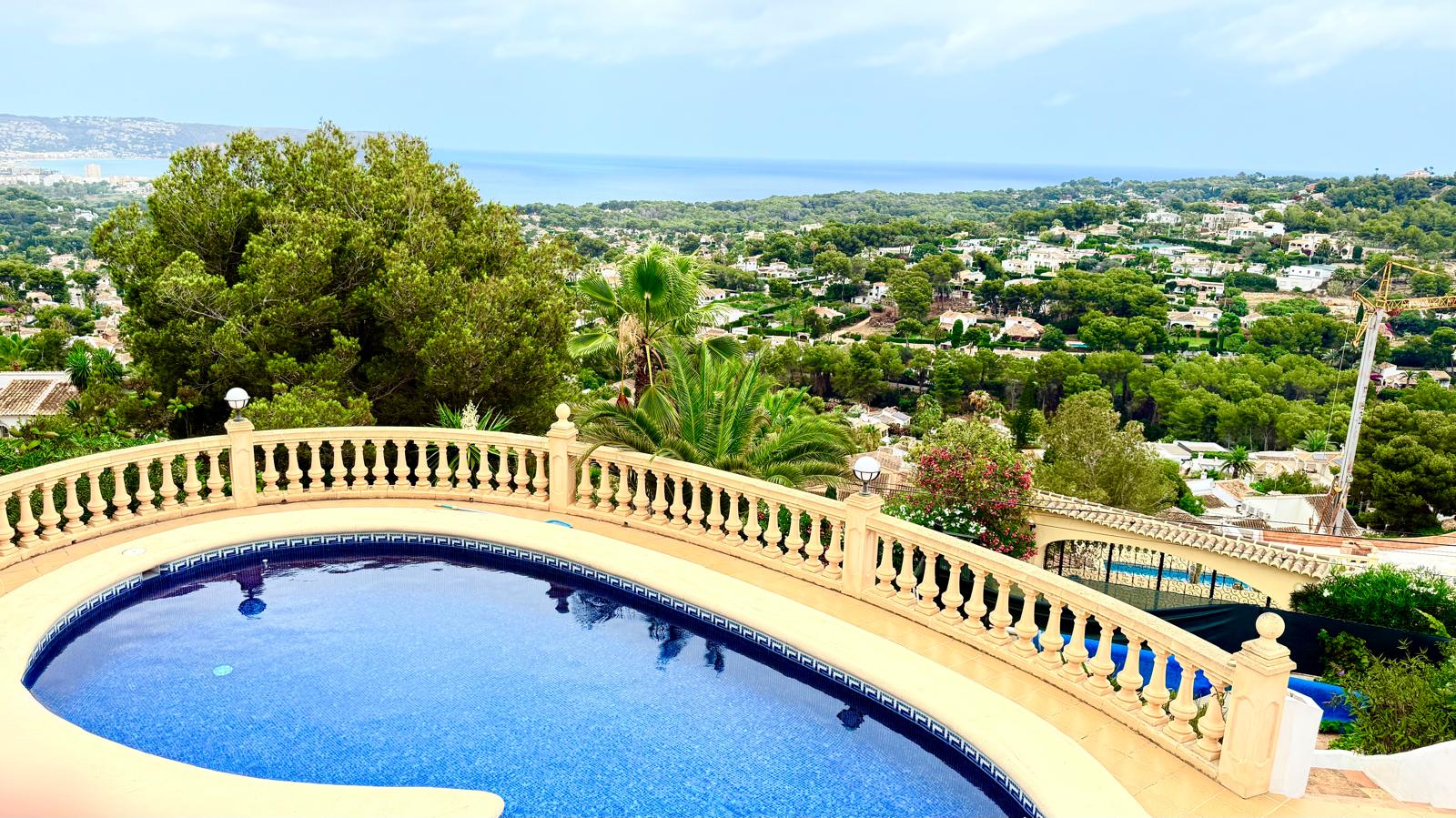 Piscina privada de 12x6 m con balaustrada clásica, ofreciendo vistas panorámicas al mar Mediterráneo y al valle de Jávea desde su posición elevada.