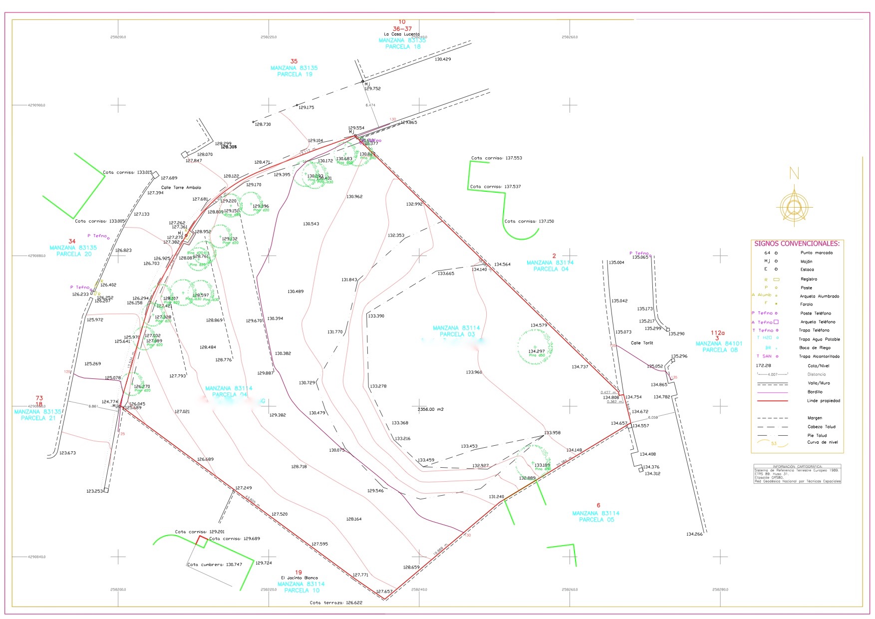 Plano topográfico detallado de las parcelas en Costa Nova, mostrando curvas de nivel, linderos de propiedad y ubicación de pinos existentes sobre una superficie total de 2.355 m2.
