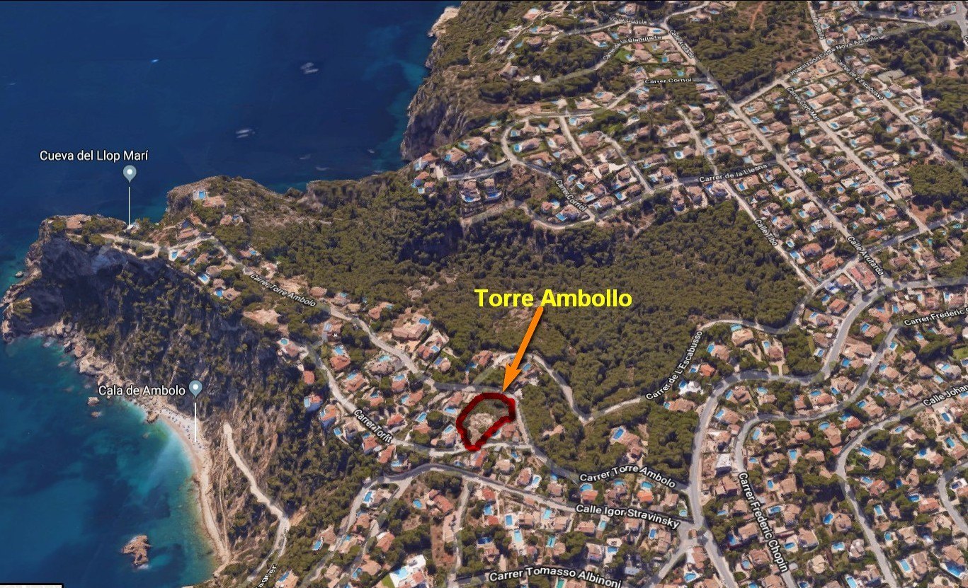 Vista aérea de la ubicación de las parcelas en Torre Ambollo, Jávea, situadas en una zona residencial consolidada junto a la Cala de Ambolo y el mar Mediterráneo.